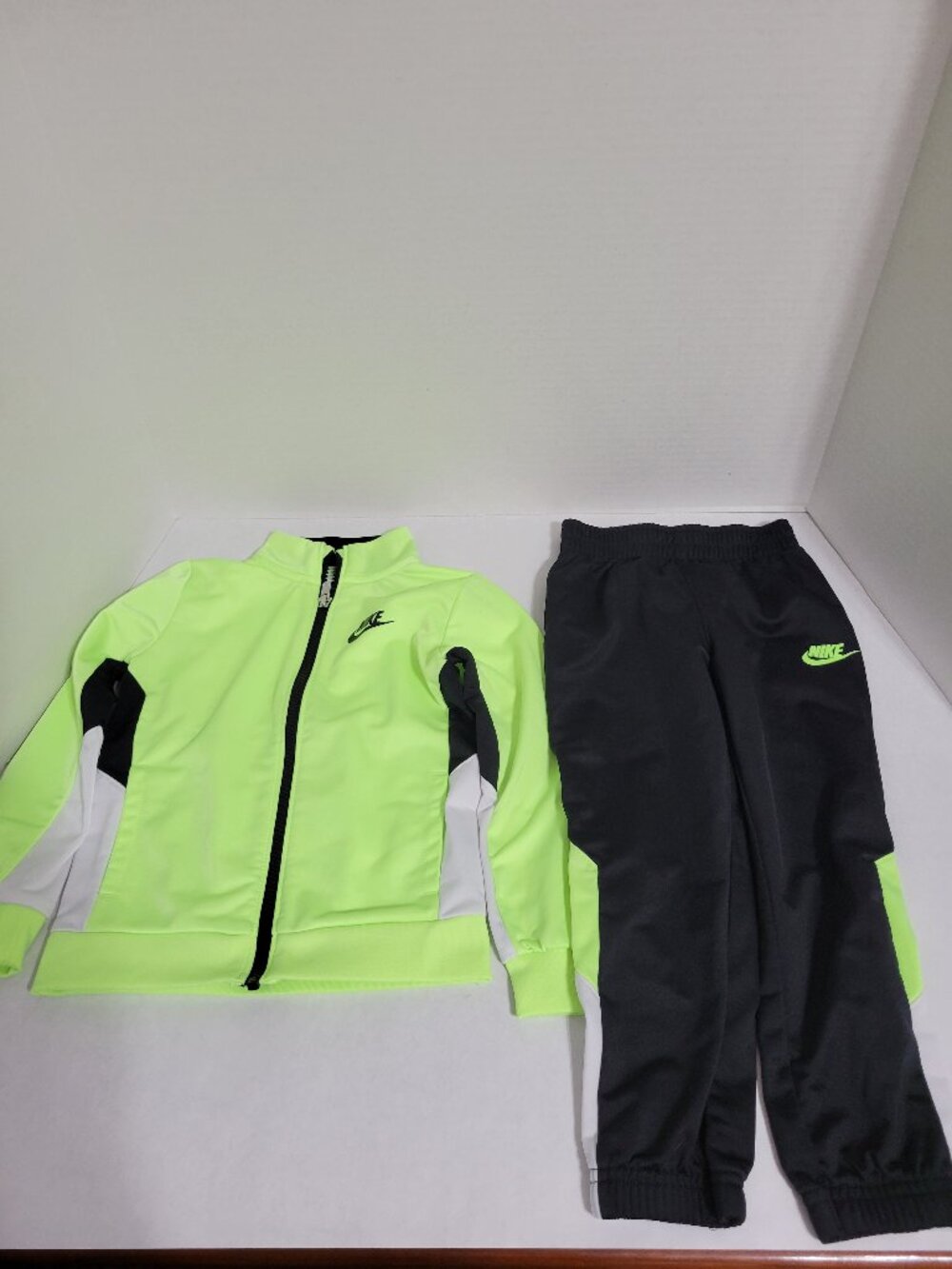 Nike Toddler 2 Piece Track Suit Black/White/Neon Green Size 4T